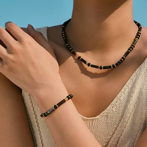 Ensemble élégant collier et bracelet en agate noire avec perles en métal doré