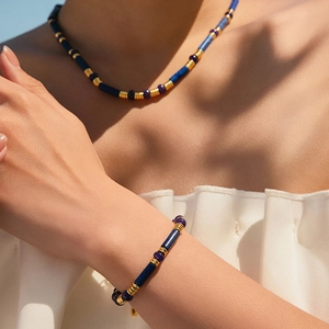 Ensemble collier et bracelet en lapis-lazuli et améthyste avec perles dorées