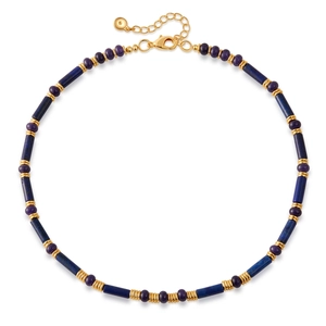 Collier en perles de lapis-lazuli avec pierres mauves et détails dorés sur fond blanc