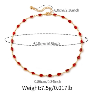 Detailoverzicht van kleurrijke glazen sterrenketting met lengte- en gewichtsmaten