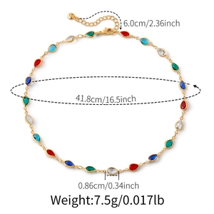 Detail van gekleurde edelstenen aan een gouden ketting met exacte afmetingen erbij