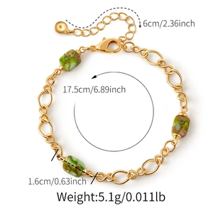 Dettaglio del bracciale a catena dorata con pietre verdi e dimensioni 17,5 cm più 6 cm estensione