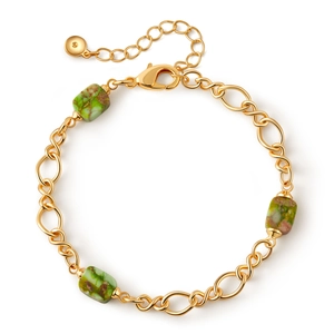 Dettaglio di un bracciale placcato oro 18K con perline di pietra verde e chiusura a moschettone