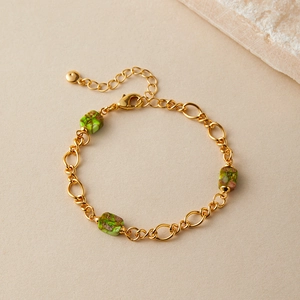 Dettaglio del bracciale placcato oro con pietre verdi naturali e chiusura a moschettone