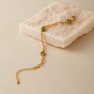 Bracciale placcato oro 18K con pietre di marmo verde irregolari e catena regolabile