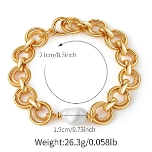 Dettaglio del bracciale a catena dorata con perla irregolare, inclusi dati di peso