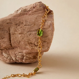Bracciale a catena placcato oro 18K con una pietra rettangolare verde marmorizzata