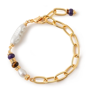Dettaglio bracciale con perle e catena a graffetta dorata con perla barocca lucida