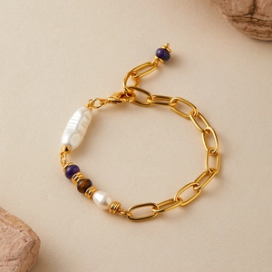 Dettaglio del bracciale a catena dorata fatto a mano con perle e pietre naturali