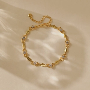 Detail eines 18K vergoldeten Armbands mit Zirkonia-Steinen und Karabinerverschluss