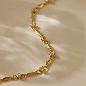 Makroaufnahme einer 18K vergoldeten Kette mit Rauten-Gliedern und Zirkonia-Kristallen