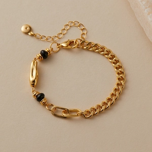 Elegante bracciale a maglie grosse placcato oro 18K con perle nere e dettagli metallici