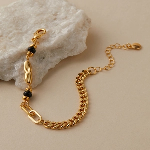Elegante bracciale placcato oro 18K con inserto in metallo e perline di pietra nera