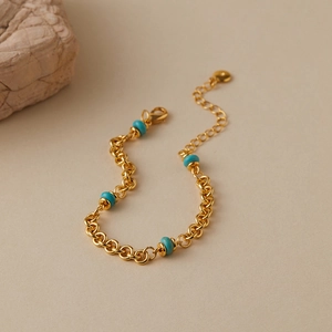 Bracciale a catena spessa dorata con perle turchesi e chiusura regolabile per lo stile mare