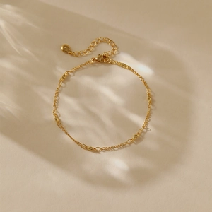 Detail eines 18K vergoldeten Kettenarmbands mit Karabinerverschluss und Verlängerungskette