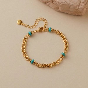 Bracciale a catena dorata con perle turchesi in stile spiaggia per vacanze estive 2025