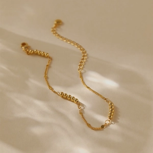 Nahaufnahme der 18K vergoldeten minimalistischen Kette mit Perlen und Karabinerverschluss