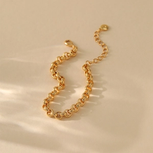Minimalistisches 18K vergoldetes Gliederkettenarmband mit strukturierten Ringen und Karabiner