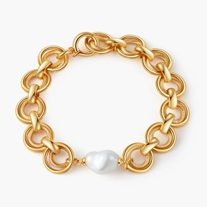 Dettaglio della catena placcata in oro e della perla barocca su un bracciale estivo