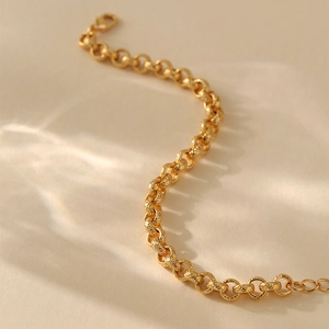 Elegantes 18K vergoldetes minimalistisches Armband mit texturierten runden Gliedern