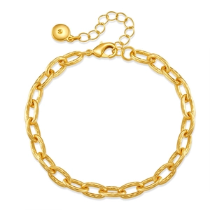 Detailansicht des 18K vergoldeten Armbands mit gedrehten ovalen Gliedern und Verschluss