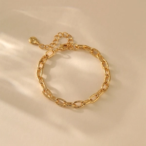 Detail eines 18K vergoldeten Gliederketten-Armbands mit Karabinerverschluss und Verlängerung