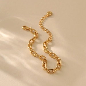 Detail eines 18K vergoldeten Armbands mit spiralgewebten Gliedern und Karabinerverschluss