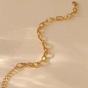 Makroaufnahme der 18K vergoldeten Kette mit Karabinerverschluss und Verlängerung