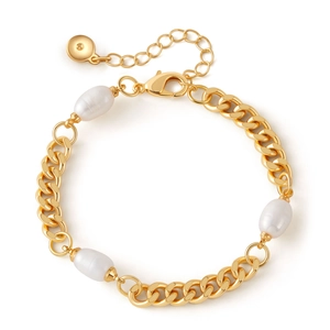 Elegante bracciale a catena dorata con tre perle bianche e chiusura a moschettone regolabile