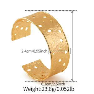 Detailsicht des goldenen, unregelmäßigen Manschettenarmbands mit Textur und Maßen