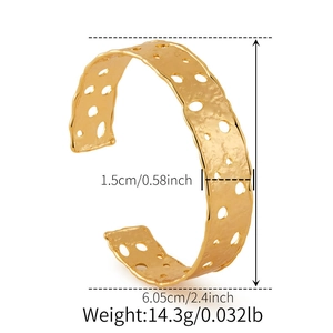 Details einer 18K vergoldeten breiten Manschette mit Hammerschlag und 1,5 cm Breite