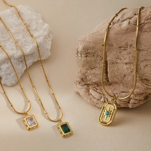 Collane vintage dorate con ciondoli in smeraldo e turchese su pietre naturali