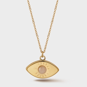 Dettaglio della collana malocchio dorata con pietra rosa lucida e raffinata trama a raggiera