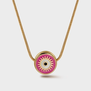 Dettaglio del ciondolo malocchio con smalto rosa e finiture dorate a forma di sole