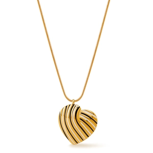 Dettaglio della collana con pendente a cuore a strisce dorate e smalto elegante bianco e nero