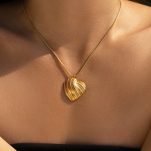 Collana a catena serpente dorata con ciondolo a cuore smaltato a righe arancio e bianco