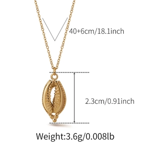 Dettaglio della collana con pendente a conchiglia dorata con misure catena 40+6cm