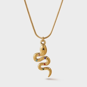 Pendente a serpente dorato lucido con cinque strass colorati su una sottile catena a serpente