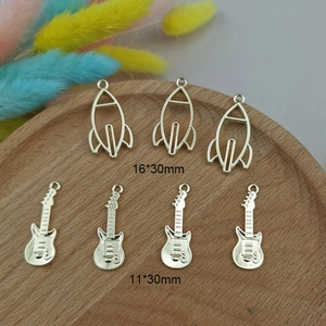 Goldfarbene Raketen- und Gitarrenanhänger aus Legierung für DIY-Schmuck in 16x30mm und 11x30mm