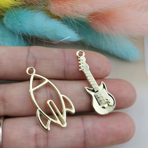 Goldene hohle Raketen- und Gitarrenanhänger für die DIY-Ohrring- und Schmuckherstellung