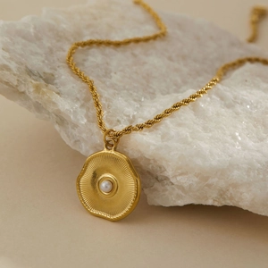 Collana vintage in acciaio inossidabile dorato con perla e catena a corda intrecciata