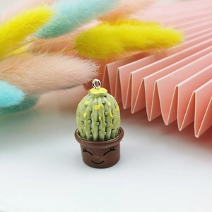 Ciondolo a cactus in resina con viso sorridente e gancio per creazione di gioielli fai-da-te