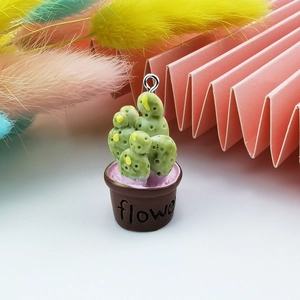 Dettaglio di un ciondolo a forma di cactus 3D in resina con anello per gioielli fai-da-te