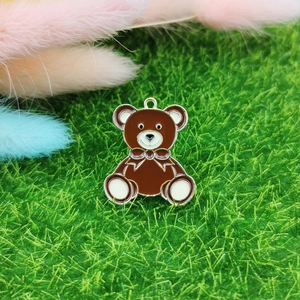 Détail d'un pendentif ours en émail brun avec bords en alliage doré pour bijoux DIY