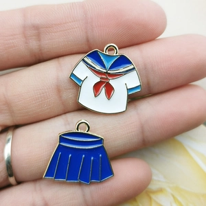 DIY-bedels voor sieraden in matrozenstijl met een wit topje en een blauwe plooirok
