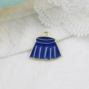 Detailopname van een blauwe geëmailleerde rok hanger op een witte getextureerde achtergrond