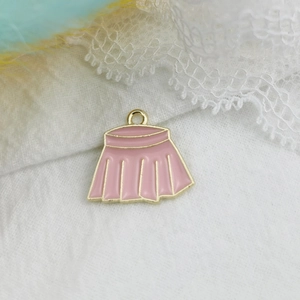 Detail van een roze geplooide rok hanger van legering voor DIY-sieraden maken
