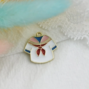 Macro-opname van een hanger in matrozenstijl met rode strijk voor doe-het-zelf sieraden