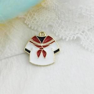 Macro-opname van een Japanse matrozenjurk emaille hanger op witte kanten achtergrond