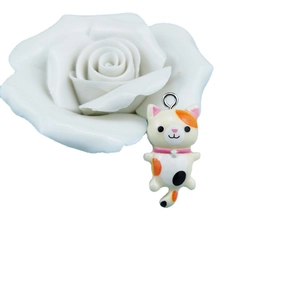 Süßer 3D Glückskatze Anhänger für DIY Schmuckherstellung auf weißem Rosenhintergrund